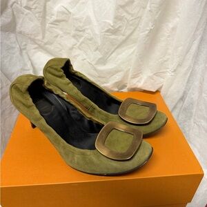 Roger Vivier Olive Suede Buckle Pumps Womem size37